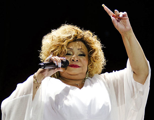 ALCIONE: Outra sambista que optou por nÃ£o ingerir bebidas alcoÃ³licas Ã© a â??Marromâ?, Alcione. "NÃ£o bebo, nÃ£o. Sou uma sambista Ã s avessas", jÃ¡ declarou.-Levi Bianco - Flickr