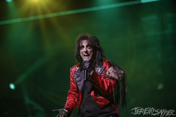 Alice Cooper - 04/02/1948 (77 anos). O cantor americano mantém o visual gótico que marcou a carreira, destacada também pelas performances inspiradas em filmes de terror, com sangue falso, instrumentos mortais e animais peçonhentos no palco.  Continua firme nos palcos com sua atual “Too Close for Comfort Tour” . Tem shows agendados pela Europa, América do Norte e festivais até final de 2025  .-Divulgação