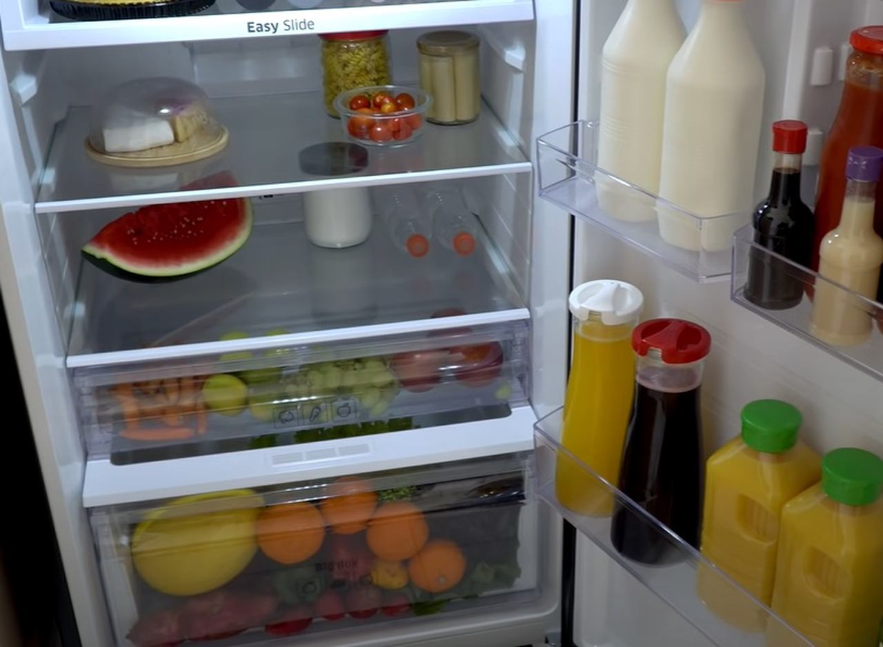 ERRO 5 - Manter alimentos além do tempo limite na geladeira. Muitas pessoas não se preocupam com o período em que os produtos podem permanecer refrigerados sem risco de contaminação. Existem itens que, após abertos, duram pouco. Geralmente, há avisos nos próprios rótulos. -Youtube/ 
EscolhaSegura
