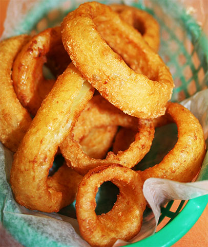  Anel de cebola é muito forte em países que falam inglês, como Inglaterra e Estados Unidos. Por isso, o nome original é onion ring. É uma boa opção para os vegetarianos. 