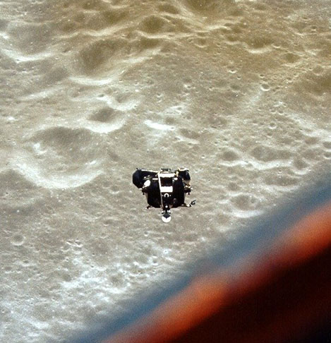 Pousar na Lua apresenta desafios únicos devido à ausência de atmosfera, o que torna os paraquedas ineficazes. Na imagem, módulo lunar da Apollo 10, apelidado de Snoopy, que chegou a ficar a apenas 15 km da superfície da Lua, mas não pousou