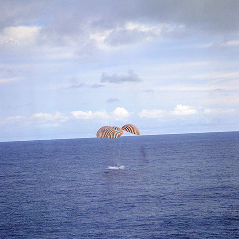 O mÃ³dulo lunar pousou no oceano AtlÃ¢ntico em 17/04/1970, seis dias depois do lanÃ§amento, trazendo os trÃªs astronautas em seguranÃ§a.  