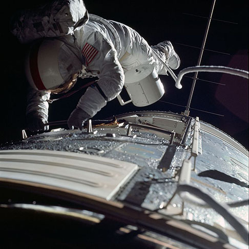 Oficialmente, a NASA credita a imagem a toda a tripulação da Apollo 17. Todos tiravam fotografias durante a missão, com uma câmera Hasselblad. 