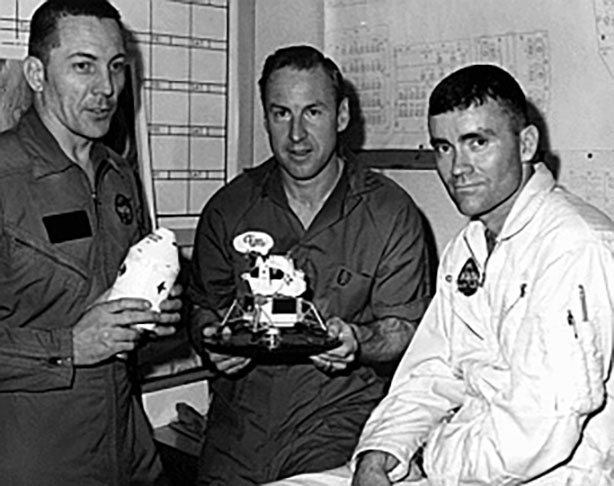 As Apollos 14, 15, 16 e 17 também seriam bem sucedidas.  O susto ficou por conta da Apollo 13, lançada em 11/04/1970. É famosa a frase: "Houston, we have a problem".  Jim Lovell avisava ao centro de controle sobre uma falha (no tanque de oxigênio). Havia risco de morte para o trio (na foto, Lovell entre John Swigert, à esq, e Fred Haise).