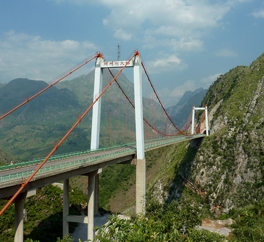 A ponte Azhihe, inaugurada em 2003 na província de Guizhou, na China, tem 247 metros de altura. Ela atravessa túneis escavados em montanhas rochosas, compondo uma das paisagens mais impressionantes da região.