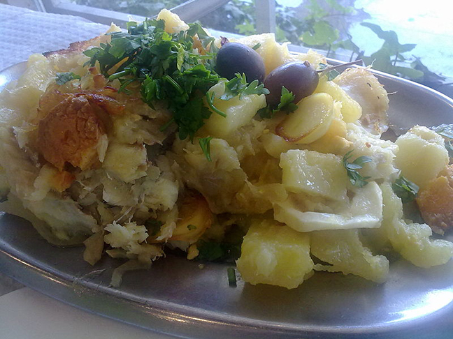  O bacalhau precisa ser dessalgado durante um dia de molho numa bacia com água (exceto se a embalagem informar que ele já foi dessalgado). A pele tem que ficar virada para cima. E a água deve ser trocada a cada seis horas. 