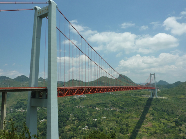 A ponte Baling, inaugurada em 2009 sobre o rio Baling, na província de Guizhou, na China, tem 370 metros de altura e 2.237 metros de extensão. Suas torres distantes 1.088 metros dão a impressão de que a estrutura flutua sobre o vale.
