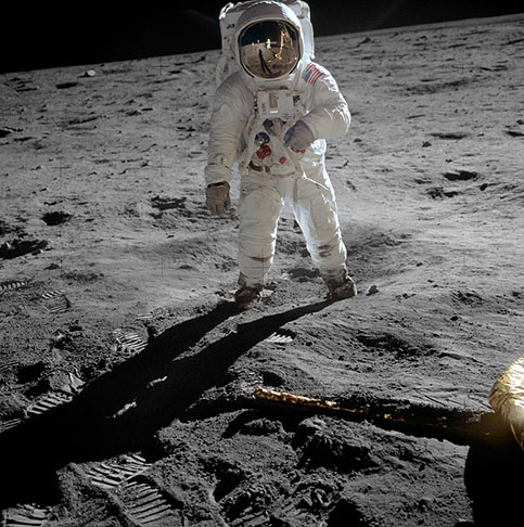 Na hora do feito, Armstrong disse aquela que viria se tornar uma das frases mais famosas da história: “Um pequeno passo para um homem, um salto gigante para a humanidade”. 