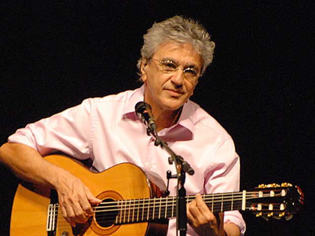 Cantor, compositor, produtor musical, escritor e ativista brasileiro, Caetano Veloso nasceu em Santo Amaro, Bahia, em 7 de agosto de 1942.