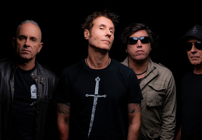 Em 1998, Dinho Ouro Preto e os ex-integrantes do Capital Inicial se reuniram para uma turnê que celebrou os 15 anos da banda. O sucesso da reunião resultou, poucos meses depois, na gravação do álbum “Atrás dos Olhos”, lançado ainda naquele ano. A boa recepção do disco abriu caminho para o especial Acústico MTV, cujo álbum, lançado em 2000, vendeu mais de um milhão de cópias. Desde então, a banda é um sucesso e fez vários shows históricos, como no Rock in Rio.
