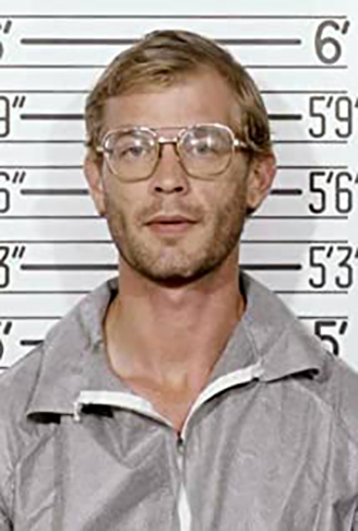 "Dahmer - Mente Assassina" (2002) mostra os horrores praticados por Jeffrey Dahmer, assassino de 17 homens e garotos entre 1978 e 1991. Seus crimes envolviam estupro, necrofilia e canibalismo. Condenado à prisão perpétua, foi morto por outro detento na cadeia, no Wisconsin, em 1994. 