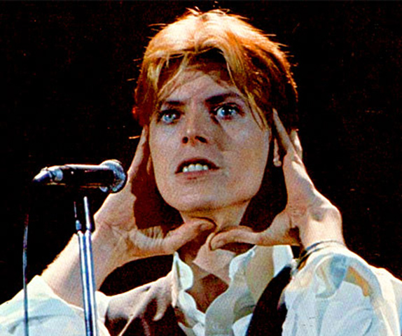 A aniscoria é caracterizada pela diferença no tamanho das pupilas. No caso de Bowie, ele sofreu um ferimento no olho esquerdo em decorrência de uma briga na adolescência, o que resultou em uma pupila permanentemente dilatada nesse olho.
