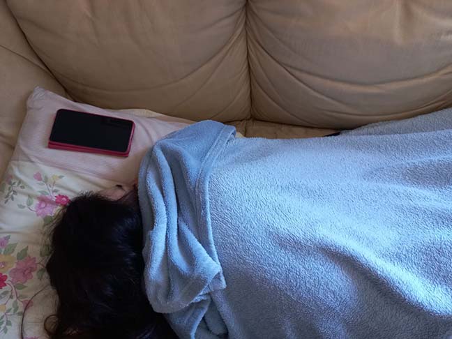 NÃ£o durma com o celular. Ã? muito comum a pessoa se deitar com o celular, usÃ¡-lo atÃ© pegar no sono e permanecer ao longo da noite com o aparelho na cama. NÃ£o faÃ§a isso. Use o celular enquanto estiver acordado e depois deixe o aparelho em outro local. 