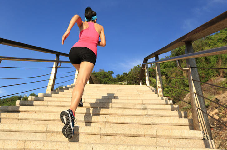 FAZER EXERCÍCIOS FÍSICOS - Escolha algo prazeroso. Dança? Ginástica? Pilates? Bicicleta? Aceite suas preferências. Fica mais fácil manter as atividades. Se ingressar na academia, converse com o instrutor para que os exercícios combinem com seu gosto. Não force a barra. Respeite o limite do corpo.
