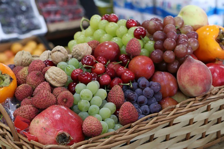 Frutas da estação são sempre apreciadas e mais baratas do que as frutas secas, cujo preço dispara no Natal. Da mesma forma, legumes e verduras que estão na safra podem render pratos deliciosos sem estourar o orçamento. 