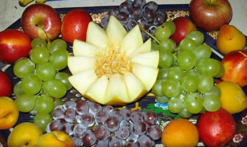 Dentre as frutas bonitas na mesa natalina - que estão na safra - destacam-se melão, uva, pêssego, abacaxi, ameixa e figo. A romã, consumida no fim de ano para 