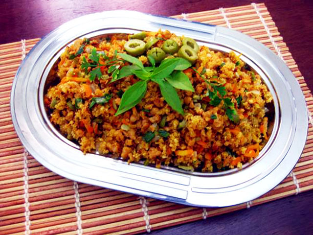 A soja é rica em proteína de alta qualidade, de forma que 100 gramas de soja cozida fornecem 12,5 gramas de proteína de origem vegetal.