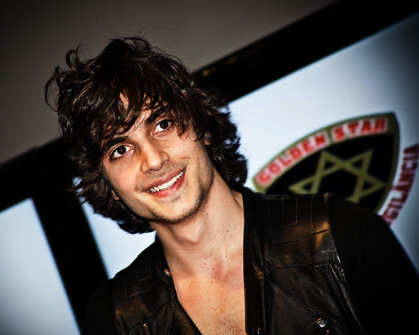 Fiuk - O ator e cantor paulista, nascido em 25/10/1990, filho do ator, cantor e compositor Fábio Júnior, se chama Filipe Kartalian Ayrosa Galvão. Mas oficializou como nome artístico o apelido dado a ele por amigos.