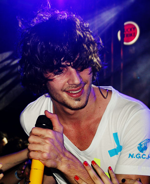 No mesmo ano, deixou a banda para seguir carreira solo.