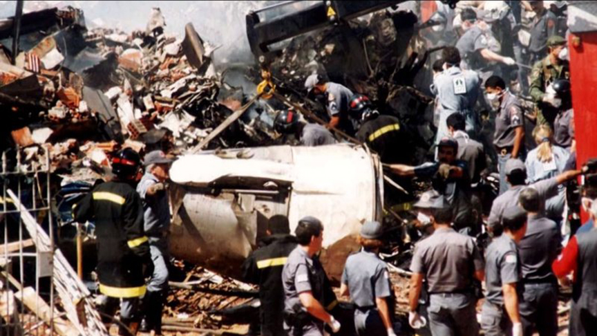 31/10/1996. Um Fokker 100 da TAM caiu na Rua Luís Orsini, em Jabaquara, São Paulo, causando a morte de 99 pessoas: todos os 96 passageiros e tripulantes, além de três pessoas no solo. O avião tinha saído de Caxias do Sul (RS) e ia para Recife, com escalas em Curitiba, São Paulo e Rio de Janeiro. 