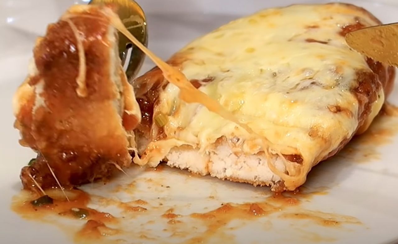 Frango à Parmegiana- Congelamento: Disponha em camadas separadas para preservar a crocância- Congelar por até: 3 meses- Descongelamento: Asse no forno para garantir a textura crocante.