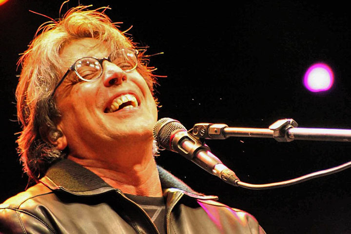 Ivan Lins é um dos cantores e compositores mais famosos do Brasil, conhecido por sua voz marcante e canções que mesclam MPB, jazz e samba.-Naty Torres - Flickr