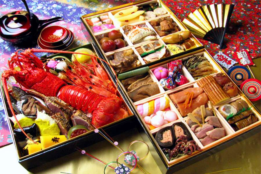 Em vez de fazer a ceia na noite do dia 24, como acontece nos países que festejam o autêntico Natal, o povo japonês se reúne em família na noite do dia 25, depois de um dia normal de trabalho. Lá não há feriado no dia 25. 