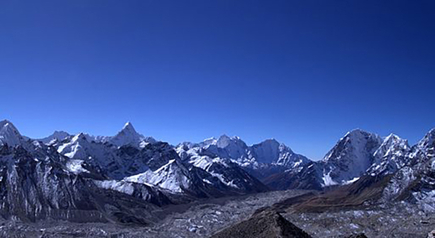 Desafio para alpinistas do mundo inteiro, o Everest tem duas rotas de acesso principal, uma pela sudeste do Nepal e outra via nordeste do Tibete.- Markrosenrosen wikimedia commons