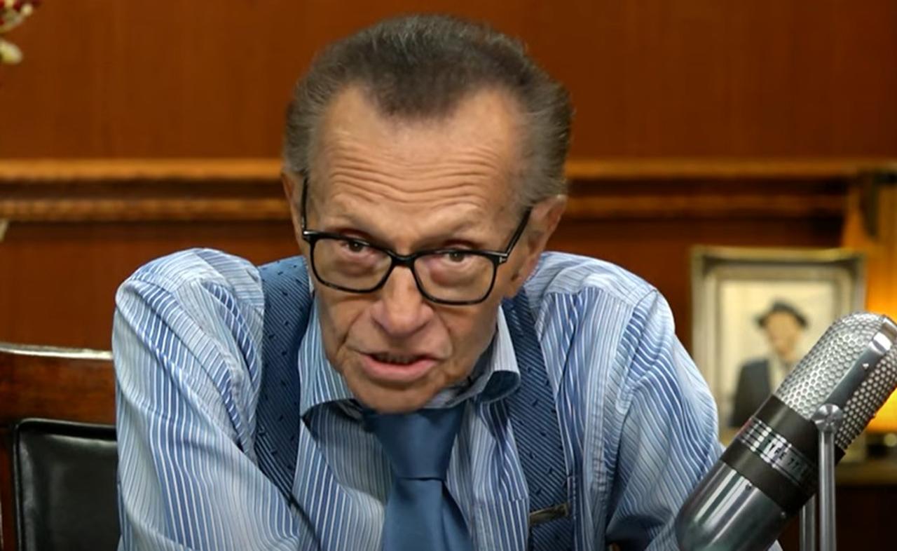 Larry King, nascido em 1933, foi um dos jornalistas mais renomados da televisão norte-americana,  além de ter sido responsável por milhares de entrevistas históricas ao longo da carreira. Ele morreu em 2021, aos 87 anos, nos Estados Unidos, devido a complicações decorrentes do coronavírus.