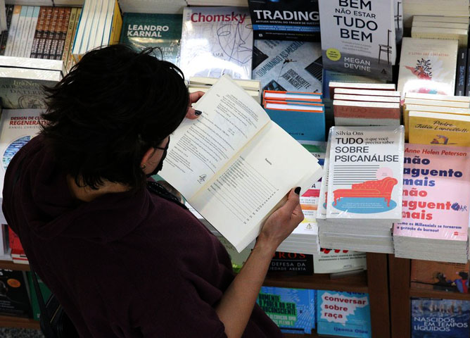 LER LIVROS - A leitura é uma ótima forma de agregar conhecimento e distrair a mente. Não se obrigue a ler muito. Pode acabar desistindo. Tente um ou dois capítulos a cada dia. Experimente ver filmes baseados em literatura - uma dobradinha que ajuda a ampliar o conhecimento. 