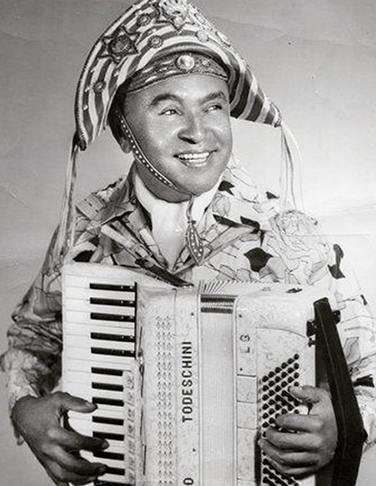Luiz Gonzaga – O "Rei do Baião" foi soldado do Exército na década de 1930, tudo isso antes de se dedicar integralmente à música.