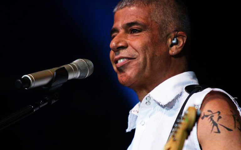 Em 1983, Lulu lançou o seu segundo álbum, "O Ritmo do Momento", também produzido por Liminha, que apresentou o inusitado bolero misturado com pop rock "Como Uma Onda - Zen Surfismo", outra parceria com Nelson Motta. Além de canções como "Advinha o quê?" e "Certas coisas".
