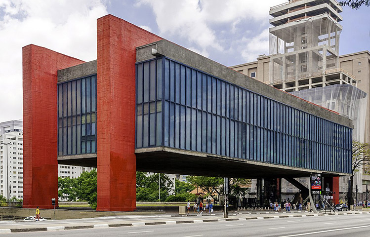 MASP, Museu de Arte de São Paulo - Foi fundado em 1947.  O edifício é valorizado pela arquitetura. E o acervo é um dos mais importantes do país, com obras de arte, peças decorativas e materiais arqueológicos oriundos de vários países.-Wilfredor - Wikimédia Commons