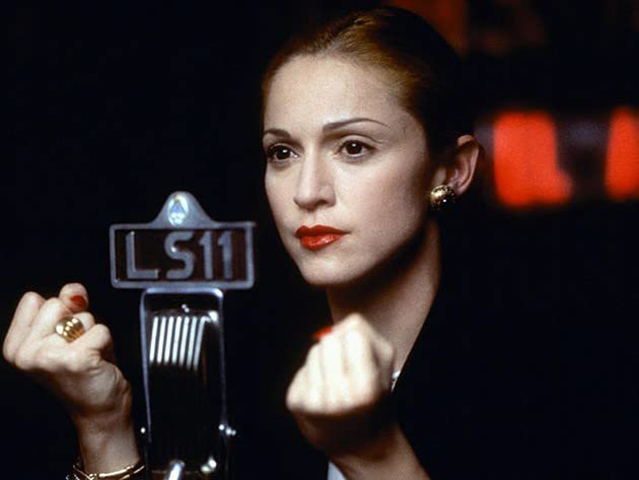 Muita gente não se lembra, mas Madonna também atuou como atriz. Ela esteve nas telas do cinema e da televisão. Participou de filmes como 'Sobrou pra Você', 'Destino Insólito' e 'Quem é Essa Garota?' 