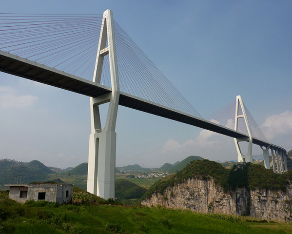 A ponte Malinghe, inaugurada em 2011, passa sobre o rio Malinghe, na província de Guizhou, na China. Com 241 metros de altura, está em uma região onde 92,5% do território é formado por montanhas e colinas.