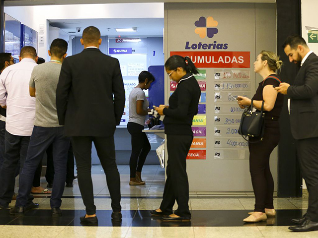 Ganha a Mega-Sena quem acertar pelo menos 4 dos 60 números disponíveis no volante de aposta. A Quina, cujo prêmio varia muito, costuma ficar entre R$ 20 a R$ 80 mil.