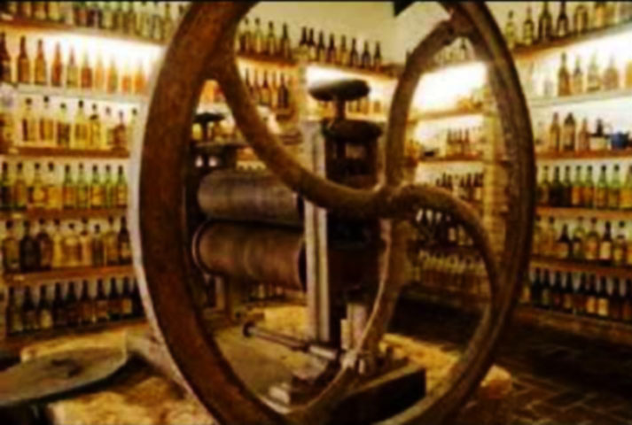 Além de melhorar o aroma e o paladar, o envelhecimento da cachaça  pode modificar a coloração, tornando a bebida 'macia' e atenuando a sensação secante do álcool.