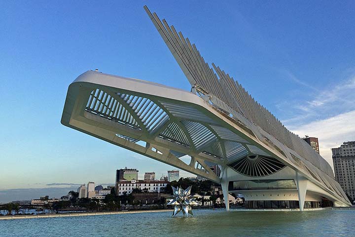 Museu do Amanhã (Rio de Janeiro): O antigo pier da Praça Mauá, no Rio de Janeiro, passou a abrigar um museu inovador, com a moderna arquitetura do espanhol Santiago Calatrava. Aberto em 2015, reúne ciência, arte e tecnologia, com proposta de interação com o público e um olhar voltado para o futuro. -Mario Roberto Duran Ortiz - wikimedia commons