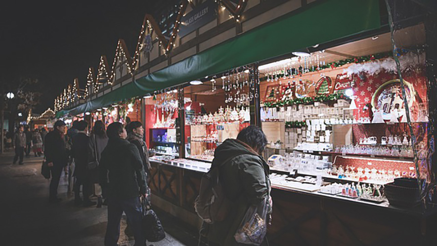 O amor, em especial é celebrado nesta data, como se fosse um segundo Dia dos Namorados. Os restaurantes ficam lotados de casais. Tanto em shoppings como nas lojas ou barracas montadas com artigos variados, o comércio fatura com presentes trocados entre eles. 