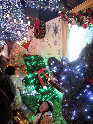 A decoraÃ§Ã£o das ruas no JapÃ£o para o Natal Ã© um espetÃ¡culo Ã  parte. Um festival de luzes encanta moradores e visitantes, principalmente nos grandes centros de TÃ³quio e Yokohama. Veja como a menina da foto se impressiona com a beleza da decoraÃ§Ã£o. 