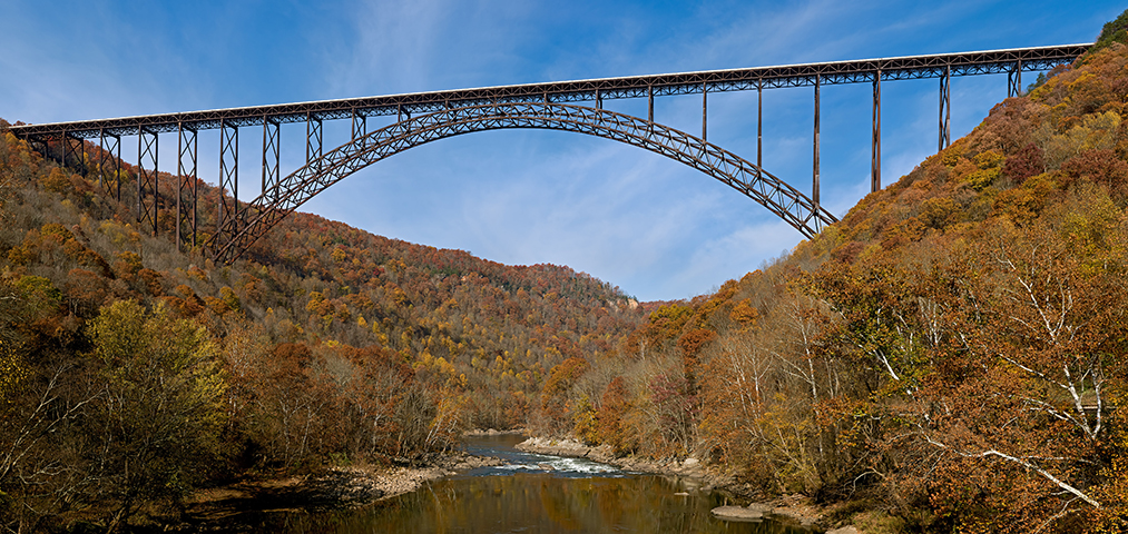 A New River Gorge Bridge, localizada na US Route 19, em West Virginia (Estados Unidos), tem 267 metros de altura e foi inaugurada em 1977. Faz parte do Parque Nacional New River Gorge, famoso por rafting, mountain bike e escaladas — e em outubro abriga o tradicional Bridge Day, com festividades e saltos de paraquedas.