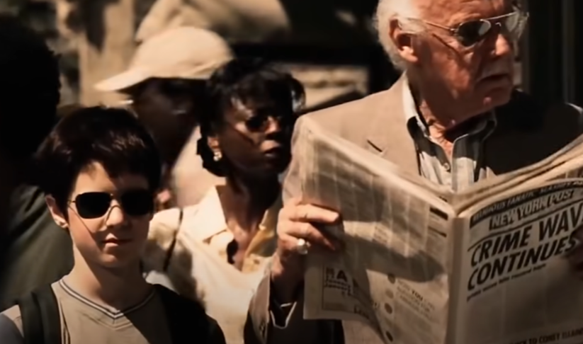 No filme "O Demolidor" (2003), uma cena divertida. Stan Lee é um idoso que está distraído lendo jornal e atravessaria a rua em frente a um carro. Mas o Demolidor, ainda jovem, mesmo cedo, estica a bengala e impede que ele faça isso. 