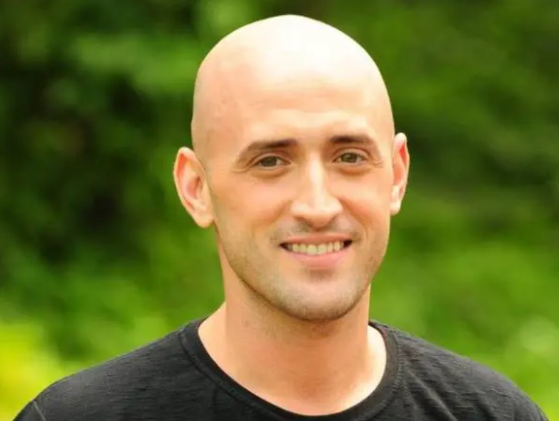 No Brasil, uma das perdas mais impactantes foi a do humorista Paulo Gustavo. Nascido em 1978, ele ficou conhecido por interpretar a personagem Dona Hermínia no filme 