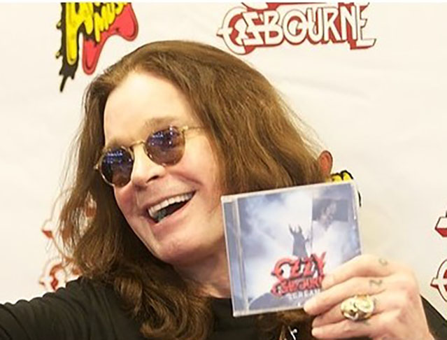 O cantor Ozzy Osbourne revelou em 2020 que sofre de Parkinson, após anos mantendo o diagnóstico em segredo. O tipo de Parkinson que ele tem, o PRKN2, afeta nervos específicos e provoca sintomas variáveis.-Chicks With Guns Magazine wikimedia commons