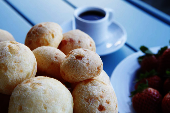 Pão de queijo: feito com polvilho azedo, queijo e leite, é uma das iguarias mais conhecidas da culinária brasileira.