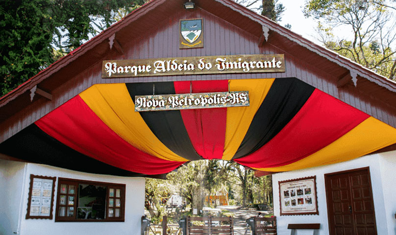 Parque Aldeia do Imigrante (Nova Petrópolis-RS): Dividido em duas aldeias (Bávara e HIstórica), ocupa uma área de 100 mil metros quadrados em que os visitantes conhecem a história da imigração alemã no Sul do Brasil. Construções centenárias são preservadas no parque, inaugurado em 1985.-Aldeiadoimigrante.com.br