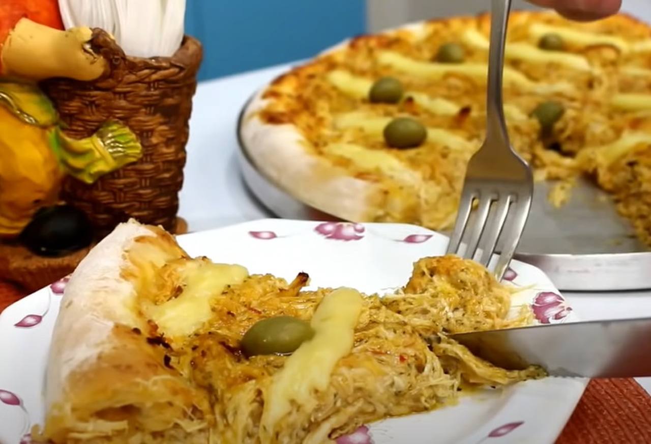 5º) Frango com catupiry (42% dos pedidos): A pizza de frango com catupiry é uma criação tipicamente brasileira, tendo surgido nas pizzarias paulistas entre as décadas de 1980 e 1990.-Youtube/ 
Chef Léo Oliveira