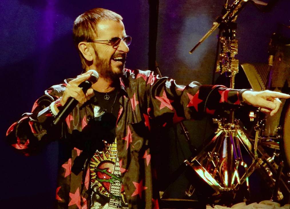 Ringo Starr - O músico britânico, que foi baterista dos Beatles, surge no 18° episódio, da segunda temporada, chamado "Brush with Greatness" .