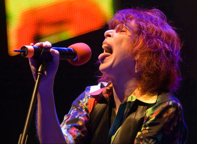 A trajetória de Rita Lee foi marcada não apenas por seu talento, mas também por sua postura autêntica e sua atitude frente a alguns padrões estabelecidos, o que a tornou ainda mais admirada por seus fãs.