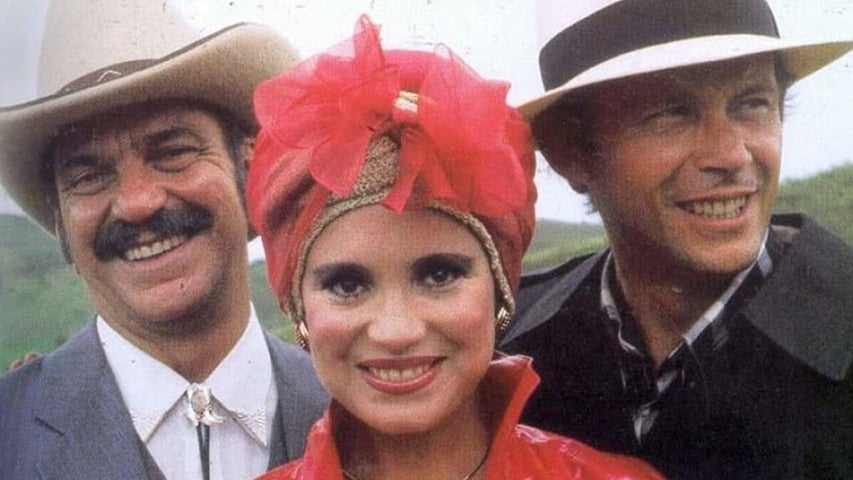 Para boa parte da crÃ­tica especializada, a maior novela brasileira de todos os tempos foi "Roque Santeiro", exibida pela Rede Globo entre 1985 e 1986. AtÃ© hoje, ela Ã© lÃ­der de audiÃªncia. Uma curiosidade Ã© que a novela iria ao ar em 1975, mas foi vetada pela ditadura militar. -ReproduÃ§Ã£o TV Globo